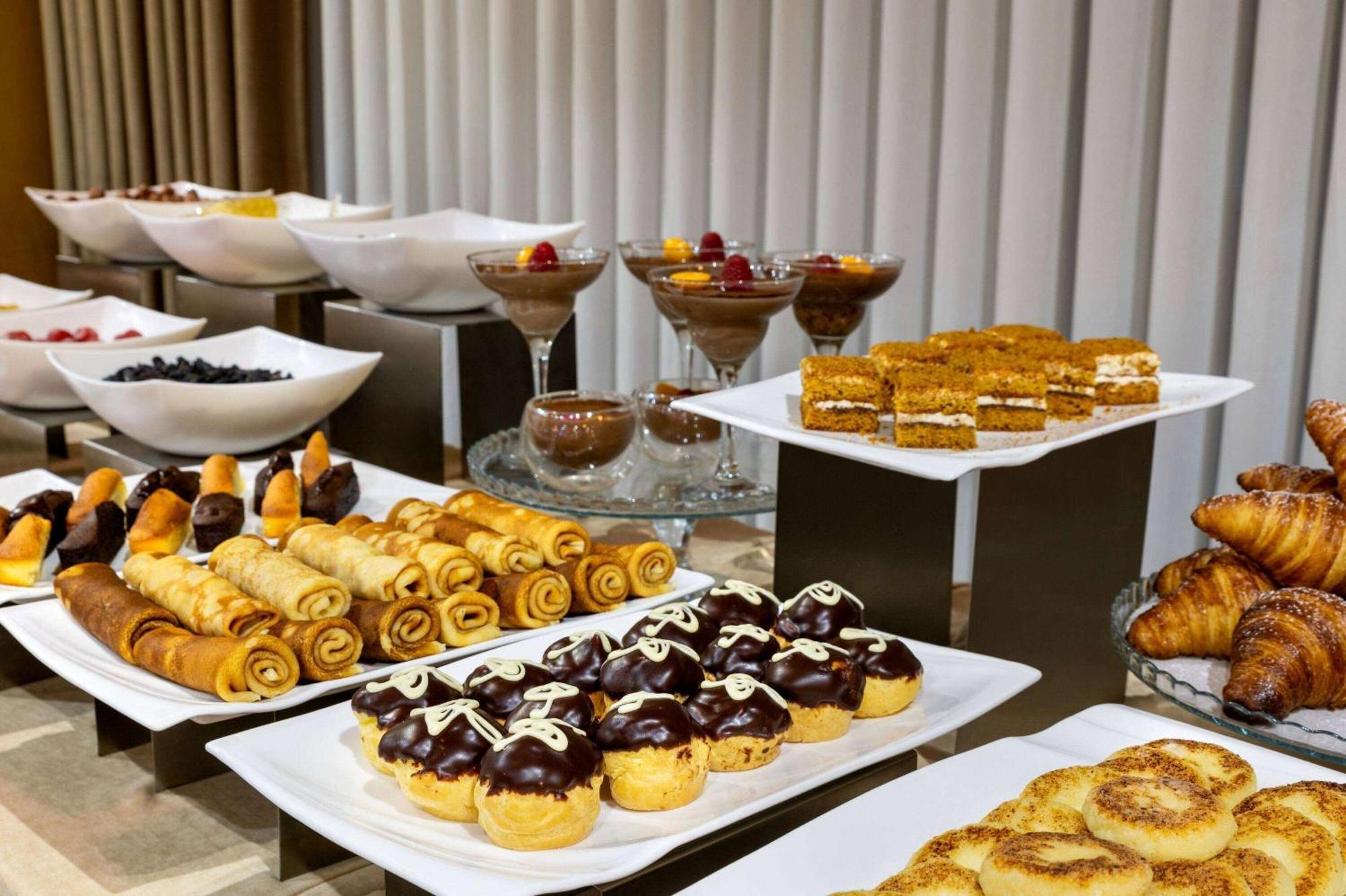 Wyndham Garden Tashkent Hotel Buitenkant foto