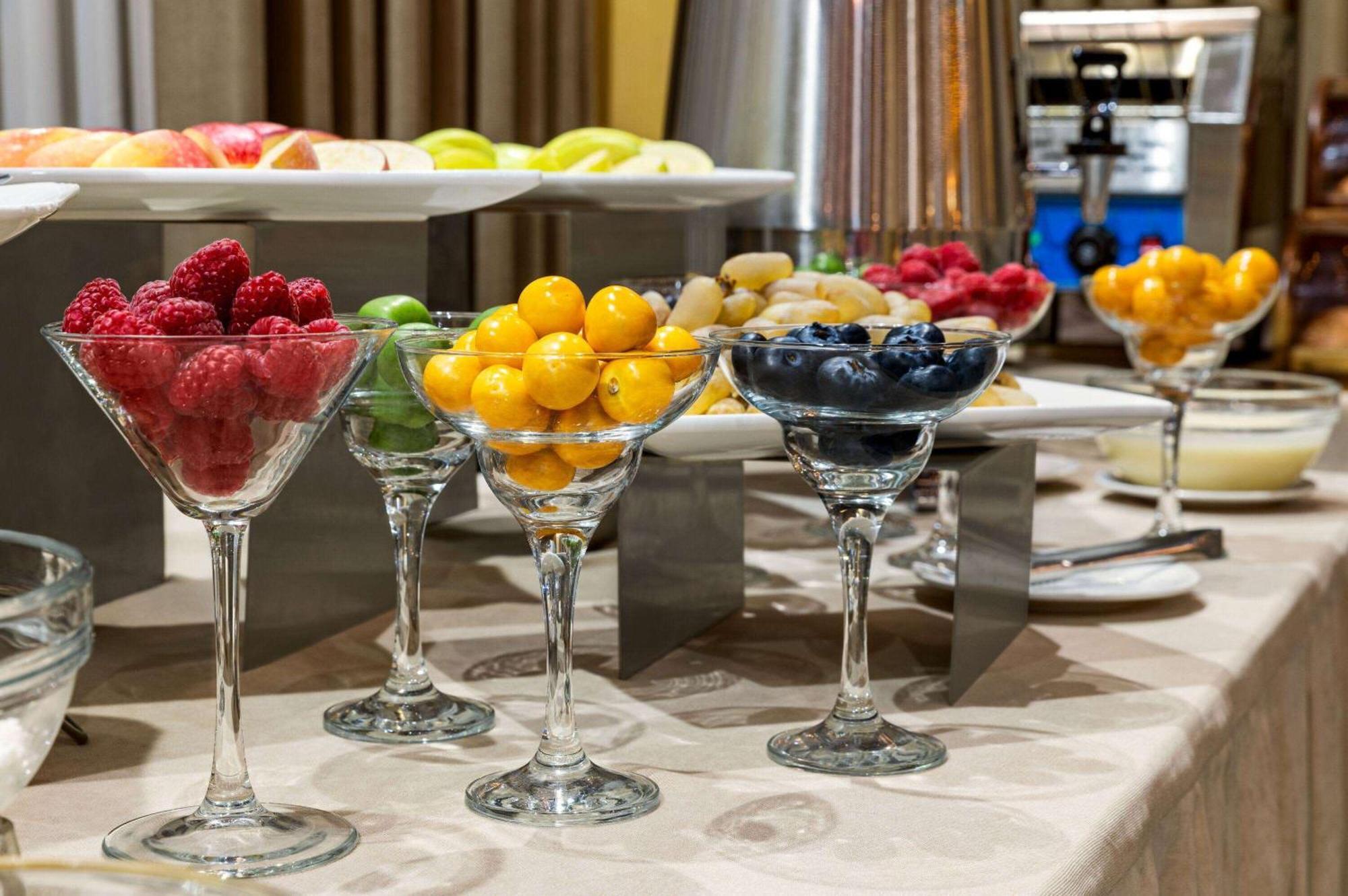 Wyndham Garden Tashkent Hotel Buitenkant foto