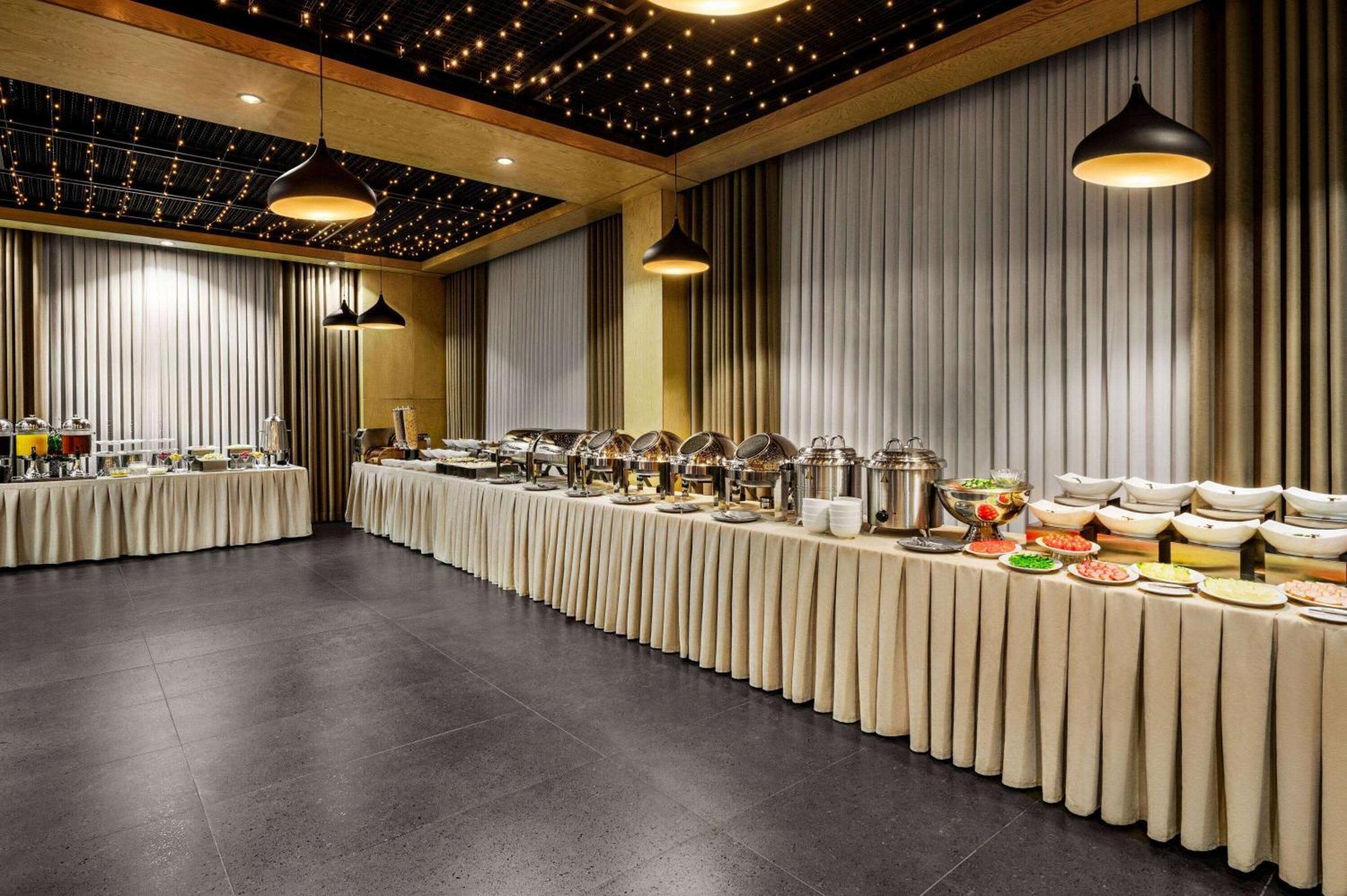 Wyndham Garden Tashkent Hotel Buitenkant foto